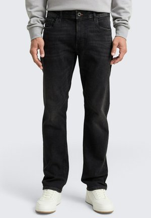 Zwarte denim jeans met een straight fit, vijf-pocket ontwerp, subtiele vervaging en riemlussen, gecombineerd met witte sneakers.