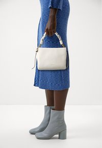 Coccinelle BOHEME GRANA DOUBLE - Kézitáska - white