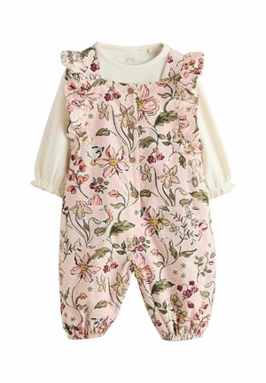 Roze overall met bloemenpatroon en ruches, gemaakt van zacht materiaal, lange witte mouwen en elastische manchetten; heeft voorzakken en een knoopsluiting.