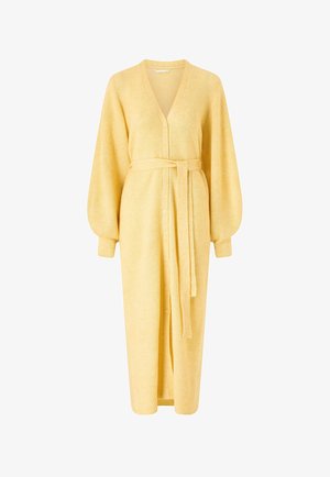 Langer gelber Strickcardigan mit Knöpfen vorne, Ballonärmeln und einem passenden Stoffgürtel, der in der Taille gebunden ist.