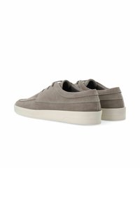 Zapatillas de ante gris de corte bajo, con una parte superior texturizada, puntera redonda y una suela de goma de color claro.