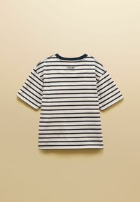 T-shirt blanc à manches courtes avec des rayures horizontales bleu marine et un col bleu marine, posé à plat sur un fond beige.