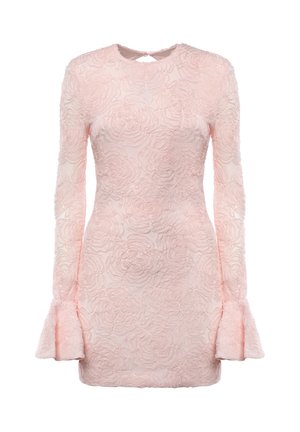 Lichtroze mini-jurk met lange mouwen, voorzien van een gestructureerd bloemenpatroon, uitlopende manchetten en een klein sleutelgat aan de achterkant van de halslijn.