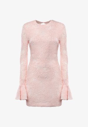Lichtroze mini-jurk met lange mouwen, voorzien van een gestructureerd bloemenpatroon, uitlopende manchetten en een klein sleutelgat aan de achterkant van de halslijn.