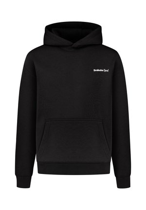 Sudadera con capucha negra hecha de tela de algodón. Presenta un bolsillo frontal, puños acanalados y un pequeño logo blanco en el pecho. Diseño sencillo.