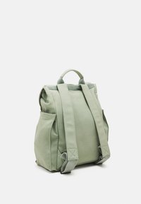 Groene canvas rugzak met gevoerde schouderbanden, een bovenhandvat en een zijzak. Heeft een gestructureerde vorm met een schoon, minimalistisch ontwerp.