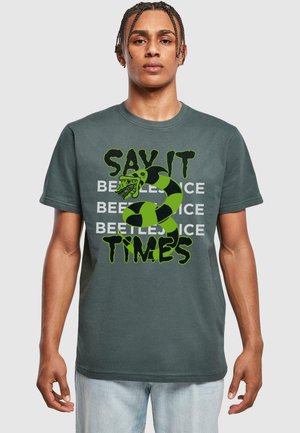 Mørk grå bomulds T-shirt med teksten "SIG DET BEETLEJUICE" i sort og grøn med et grafisk design af en grøn slange og monster.