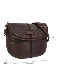 Braune Leder-Umhängetasche mit Klappe, Reißverschluss und verstellbarem Riemen. Maße: 18 cm L x 14 cm H x 6,5 cm B. Texturierte Oberfläche.