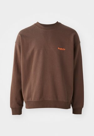 Brun sweatshirt med rund hals og lange ærmer, lavet af blødt stof. Et lille orange "Replay Inc." logo er synligt på brystet.
