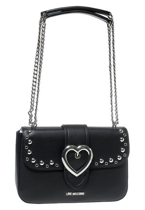 Schwarze Love Moschino Handtasche aus Leder mit silberner, herzförmiger Schnalle, mit Nieten besetzter Klappe und doppeltem silbernem Ketten-Schulterriemen.