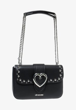 Bolso Love Moschino de cuero negro con cierre plateado en forma de corazón, solapa con tachuelas y doble cadena plateada para llevar al hombro.