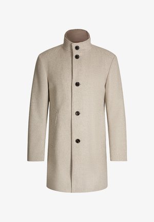 Cappotto da uomo beige a motivo houndstooth con colletto alto e cinque bottoni scuri sul davanti, con tasche laterali.