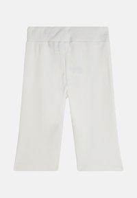 Pantalones de tela blanca con estrías, diseño de pierna ancha y cinturilla elástica, que presentan una textura suave y un estilo sencillo.
