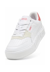 Sneaker bianca con tomaia in pelle testurizzata, lacci tono su tono e una suola piatta leggermente sollevata. Presenta un accento rosa sul tallone e sul logo.