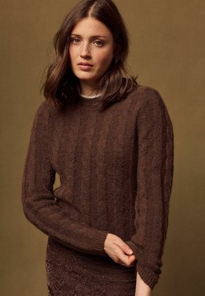 Next, CABLE KNIT JUMPER WITH LACE TRIM COLLAR - Striktrøje - brown