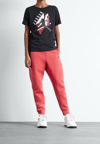 Nike Sportswear TECH FLEECE PANT - Träningsbyxor - light universal red/black