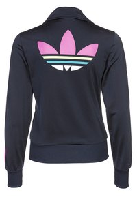 Marinblå idrottsjacka med långa ärmar, ribbade cuffs och krage. Har en stor rosa och pastellrandig logotyp på baksidan.