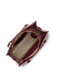 Sac à main bordeaux avec un extérieur texturé, fermeture éclair et un intérieur avec doublure beige et des compartiments pour l'organisation.