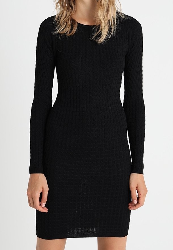 Robe noire en maille avec manches longues, silhouette ajustée et motif texturé. Col rond, longueur mi-cuisse, détails minimalistes.