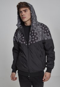 Urban Classics GRAPHIC PRINTED - Jachetă de vară - blk/blackbandana