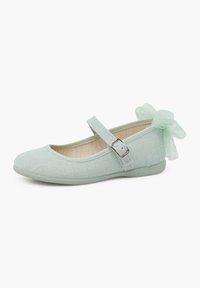Mėtinės žalios ballet tipo bateliai su tekstūruotu audiniu, reguliuojama juostelė su sidabrine sagtimi ir tiulio kaspinu ant kulno.