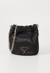 Schwarze Satin-Handtasche mit geraffter Textur, silberner Kettenriemen und dreieckigem Logo-Plakette. Kompakte Form mit einem weichen, zerknitterten Aussehen.