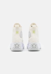 Vysoké tenisky v off-white plátne, s kontrastními šedými akcenty, zadní poutkem a texturovanými podrážkami se vzorem hvězd.