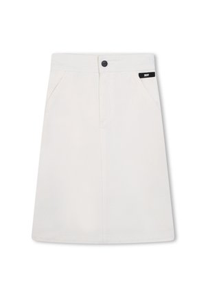 Jupe trapèze blanche en coton avec fermeture à boutons, deux poches latérales et une étiquette logo près de la taille. Texture lisse et design mi-long.