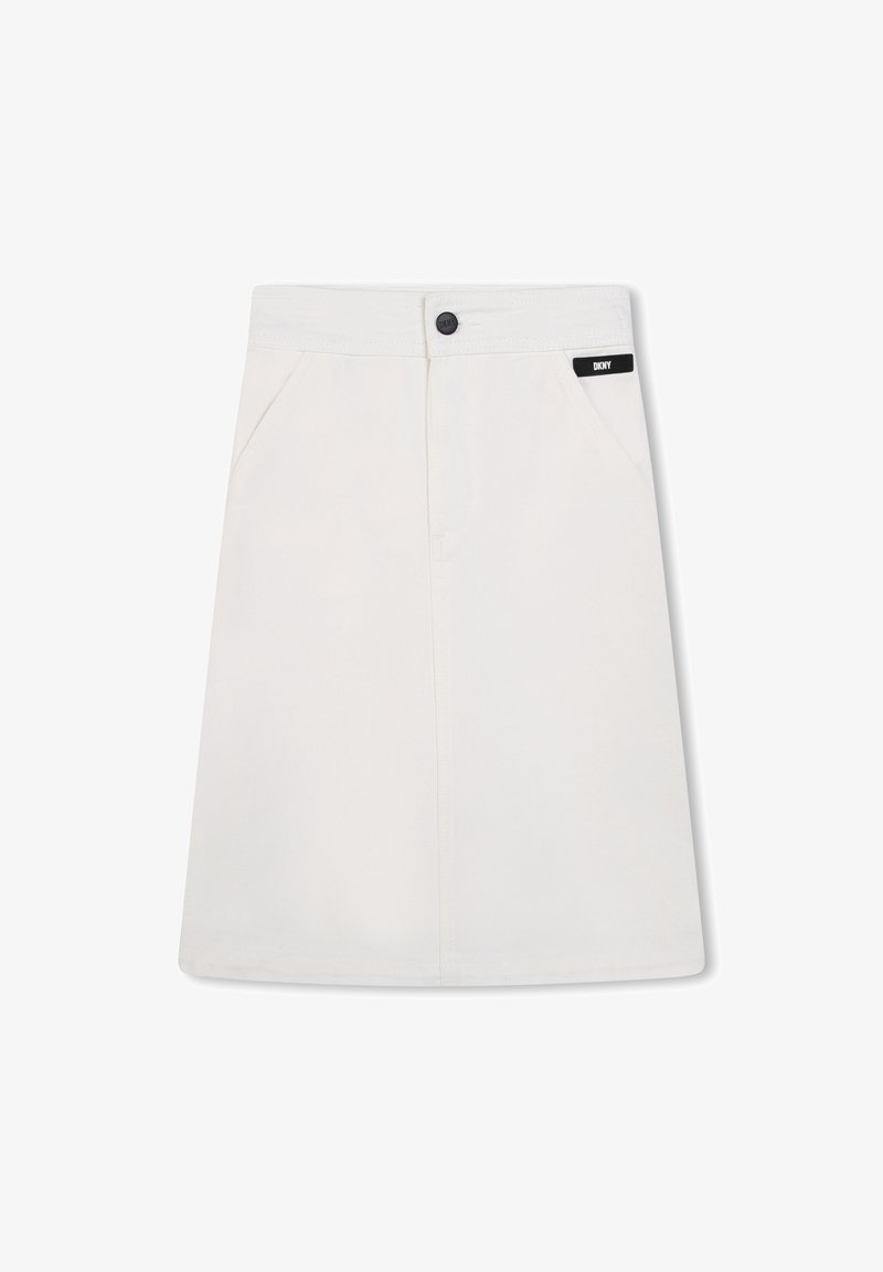 Jupe trapèze blanche en coton avec fermeture à boutons, deux poches latérales et une étiquette logo près de la taille. Texture lisse et design mi-long.