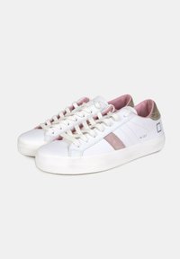 Sneaker bianchi con striscia in suede rosa e tacco metallizzato oro, dotati di lacci beige e suola in gomma bianca testurizzata.