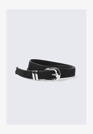 Cintura in suede nera con fibbia in metallo argento lucido. Presenta una superficie liscia e due accenti argentati vicino alla fibbia.