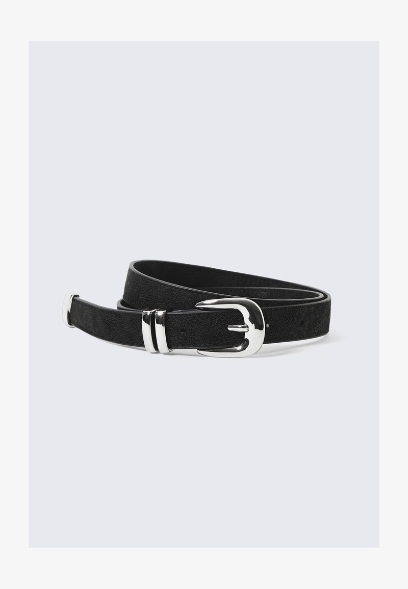 Czarny zamszowy pasek z błyszczącą srebrną klamrą. Posiada gładką teksturę oraz dwa srebrne akcenty w pobliżu klamry.