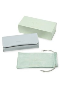 Estuche para gafas de imitación de cuero azul claro con cierre a presión, acompañado de una caja verde pastel y un bolso de cordón verde claro con acentos dorados.