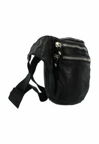 Zaino in pelle nera con molteplici tasche con zip, spallacci regolabili e una texture morbida. Design compatto e arrotondato con accessori in metallo argentato.