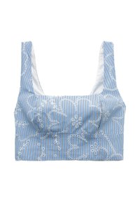 Blauwe gestreepte cropped top met witte bloemenborduursels. Heeft een vierkante halslijn en brede banden. Gladde textuur; de stof lijkt lichtgewicht.