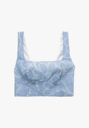 Blå stribet cropped top med hvid blomstermæssig broderi. Har en firkantet udskæring og brede stropper. Glat tekstur; stoffet fremstår let.