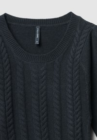 Maglione lavorato a maglia grigio scuro con un motivo a treccia testurizzato, colletto a costine e etichetta tessuta con il nome del marchio. Indicatore della taglia visibile.