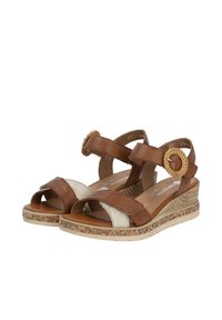Sandales compensées en cuir marron avec des accents tissés, sangle réglable et semelle texturée. Comporte des sangles entrecroisées et un matelas en mousse.