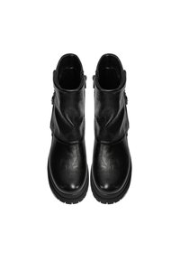 Stivali alla caviglia in pelle nera con design pieghevole e cerniere laterali. Presentano una punta arrotondata e una suola testurizzata per una migliore aderenza.