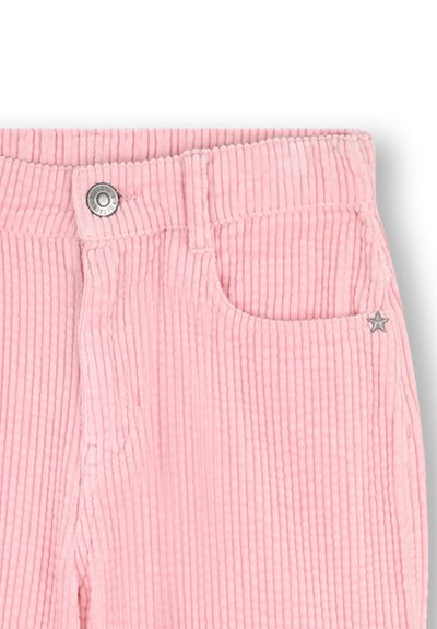Lichtroze ribfluweel broek met verticale ribbels, voorzien van een metalen knoopsluiting en een stervormig accent op de voorzak.