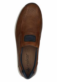 Brązowy skórzany but wsuwany z perforowanym wzorem, gumową podeszwą, kontrastującymi granatowymi akcentami oraz wyściełaną wkładką z logo.