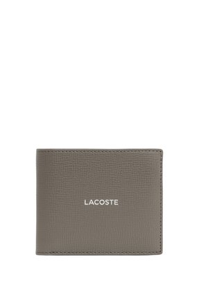 Grijs gestructureerde leren portemonnee met het witte "LACOSTE"-logo, centraal aan de voorkant geperst.