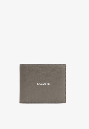 Portafoglio in pelle grigia strutturata con logo "LACOSTE" impresso in bianco al centro anteriore.