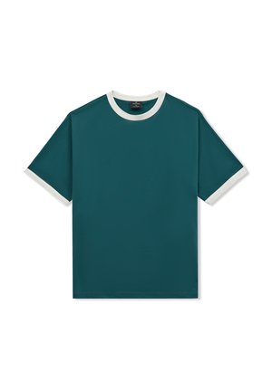 T-shirt verde scuro a maniche corte con rifiniture bianche sul colletto e ai bordi delle maniche, distesa su uno sfondo bianco.