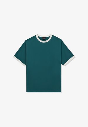 Ciemnozielony T-shirt z krótkim rękawem z białym obszyciem na kołnierzu i krawędziach rękawów, położony na płasko na białym tle.