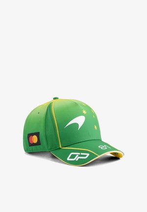 Gorra de carreras verde con estrellas amarillas, logo blanco, número 81 y parche con el logo de Mastercard en el lateral, con detalles de ribetes amarillos.