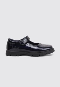 Zapato Mary Jane negro brillante con detalles perforados, suela de goma gruesa y cierre de tira de Velcro etiquetado "Pablosky".