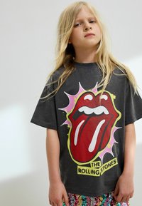 Szara bawełniana koszulka z dużym czerwono-białym logo Rolling Stones przedstawiającym usta z językiem, podkreślona kolorowymi akcentami.