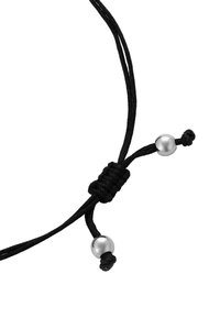 Schwarzes Schnurrarmband mit verstellbaren Schiebeknoten und zwei metallic silbernen Perlen. Der Schnurr hat eine glatte Textur und ist im geflochtenen Stil.