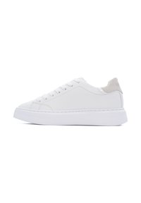 Sneakers in pelle bianca con design low-top, punta rotonda e suola piatta bianca. Presentano un accento in tessuto grigio sul tallone.